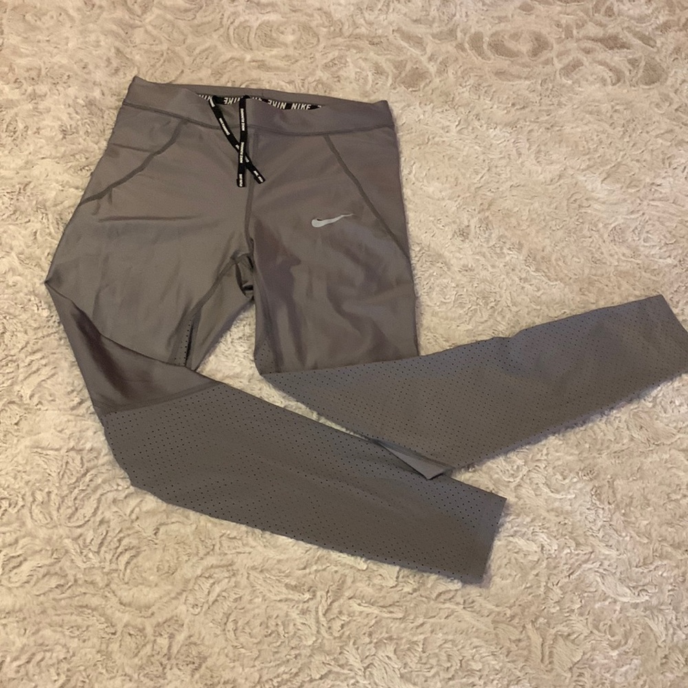 NIKE LEGGINGS SIZE SMALL